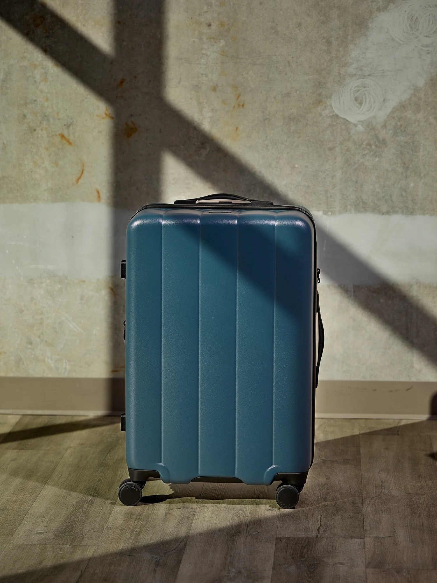Evry Medium Luggage - Image 25
