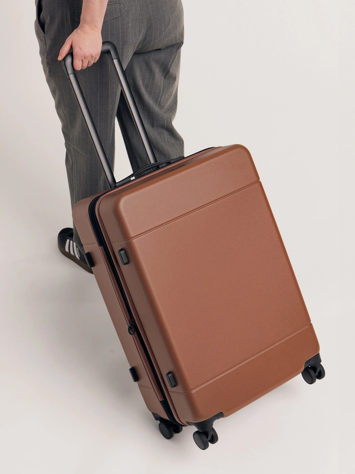 Hue Medium Luggage - Image 4